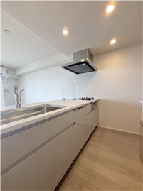 白が基調の対面式キッチン