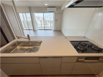 キッチンからリビング・ダイニングを撮影