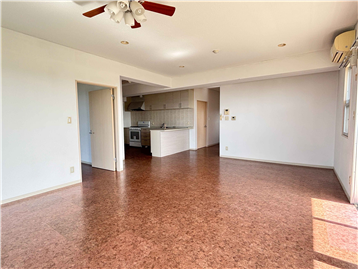 リビング・ダイニングからキッチン方向を撮影