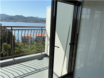 浴室窓越しに見る猪鼻湖の眺め