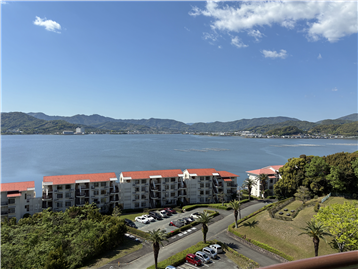 バルコニーから北西側に見る猪鼻湖の眺め