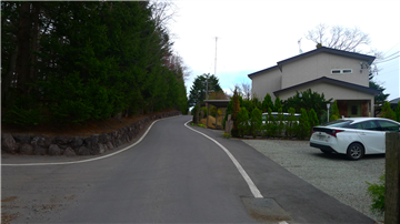 前面道路（北東方向を撮影）