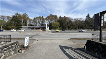 敷地内より南東側前面道路（北西側から撮影）