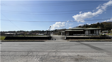 南東側前面道路より敷地内（北西方向を撮影）