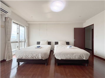 東側開口の洋室2