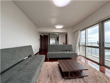 LDK（約19.2畳）／南側からキッチン方向を撮影