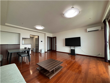 リビング・ダイニング（約18.6畳）／入口方向を撮影