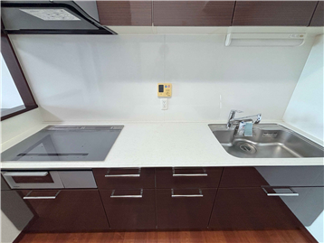 IHクッキングヒーター付きのキッチン