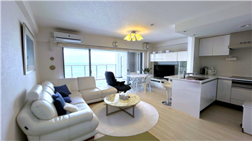 海の青さが映える明るい室内です