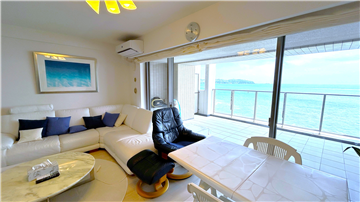 白基調のリビングダイニング（キッチン方向から撮影）