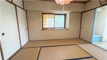 約5.8畳の和室／廊下より撮影