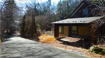 北東側前面道路より敷地内（南西方向を撮影）