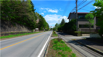 北東側前面道路：バイパス１８号（南東方向を撮影）