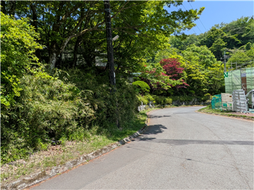 敷地西側道路/南東方向を撮影
