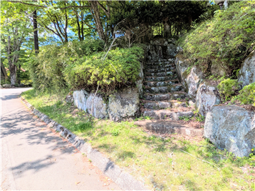 西側接道から敷地へのアプローチ階段