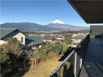 2階テラスから富士山を望みます