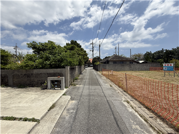 前面道路（西側から東方向を撮影）