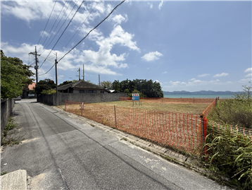 前面道路と敷地（北西側から南東方向を撮影）