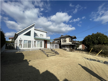 前庭のとれた配棟/南西から撮影