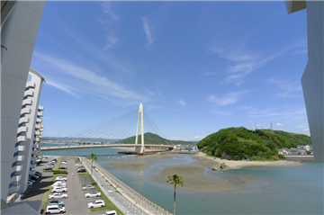 玄関外共用廊下より見えるサンブリッジ/北方向を撮影
