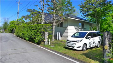 前面道路から見た敷地（南東側を望む）