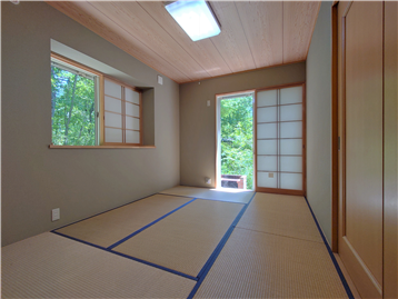 和室を居室入口側より