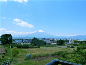 バルコニーから富士山を望みます。／西方向を撮影