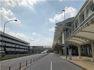那覇空港まで車で約56分（約29.7ｋｍ）