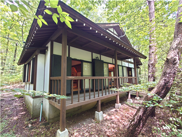 建物外観を西側より