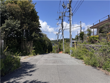 北側の接道を東側より撮影