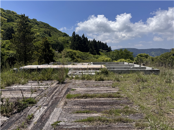 敷地内南西側に基礎が残っています