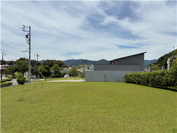 東側から敷地内を撮影
