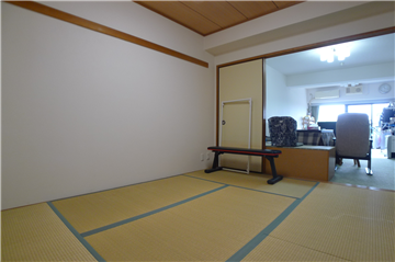 LDKと隣接する和室／南方向を撮影