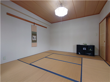 和室を西側角より