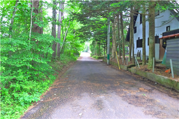 北側接道/東方向を撮影(古家付)