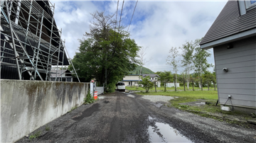 南西側接道(南東方向を撮影)