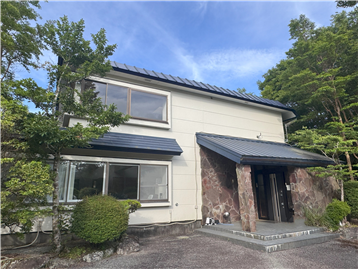 建物玄関部分を撮影