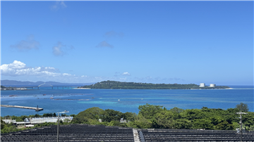 バルコニーより瀬底島を望む