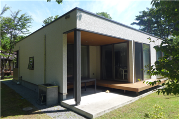 建物外観とウッドデッキ
