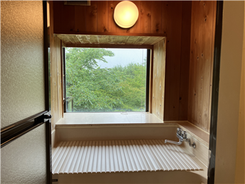 窓から緑を望む浴室