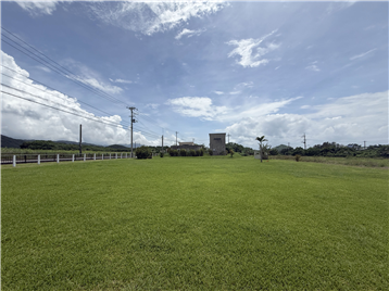 広大な敷地に建物2棟~敷地内南東側から北西側を撮影~