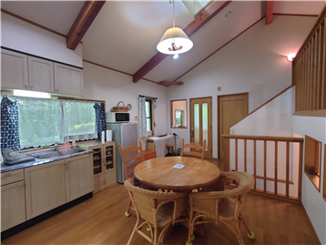 LDKの東側角より玄関方向