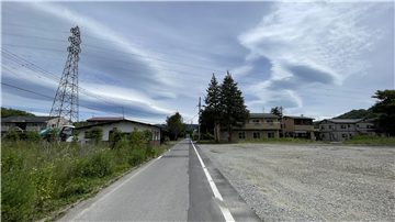 前面道路（北東方向を撮影）