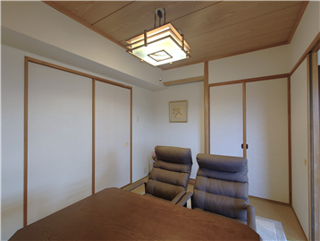 和室を西側角より
