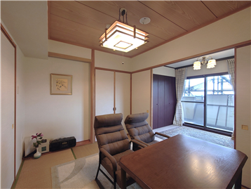 和室の北側角より洋室方向(大規模修繕実施中)