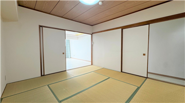 約８畳の和室／押入前より撮影