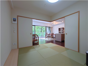 和室の南側角よりLDK方向