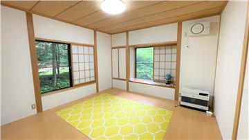 二面採光の明るい東側洋室