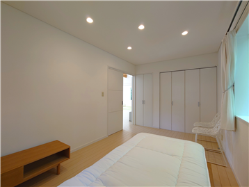 洋室の東側角より居室入口方向