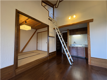 小屋裏へのはしご